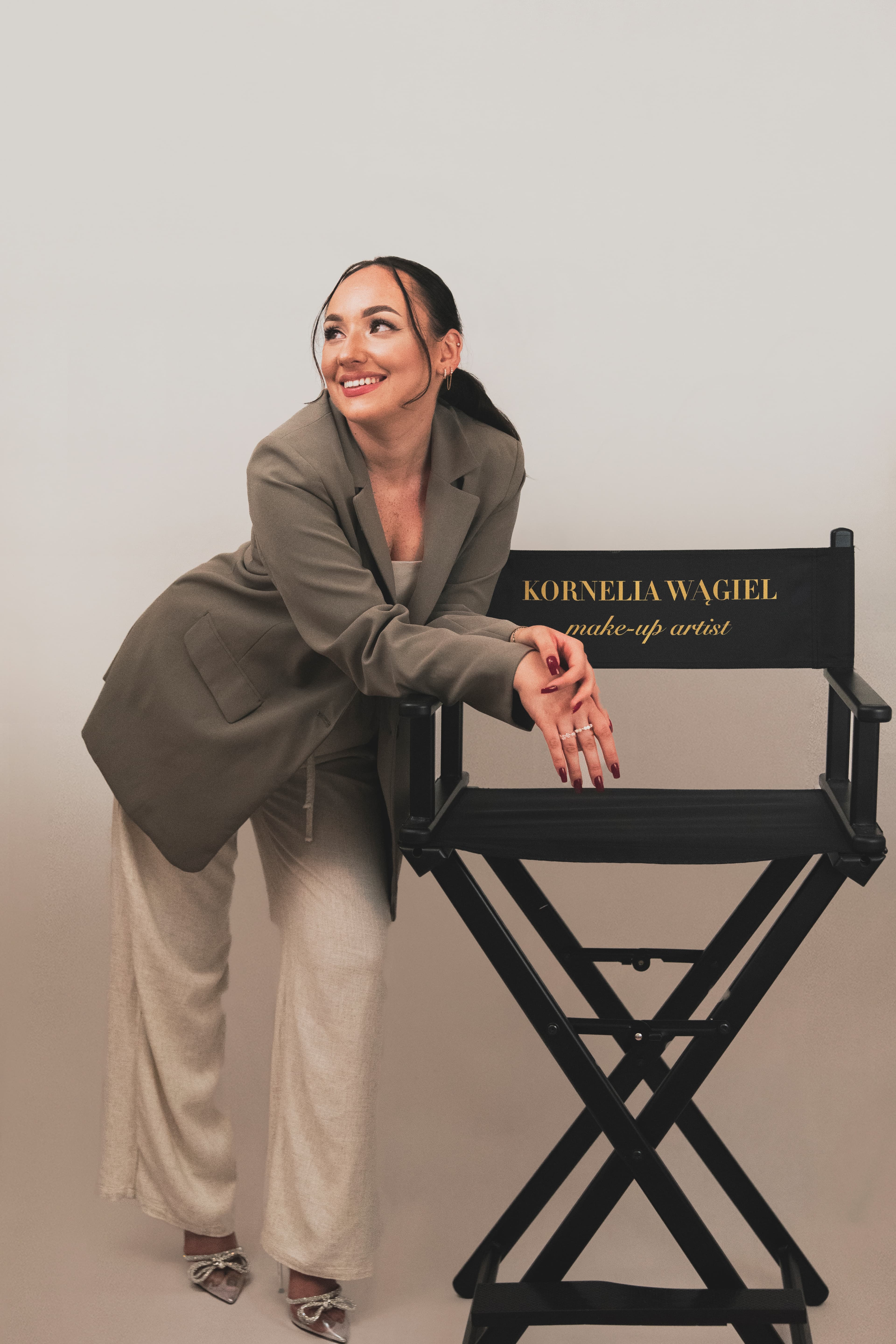 Kornelia Wągiel przy krześle reżyserskim